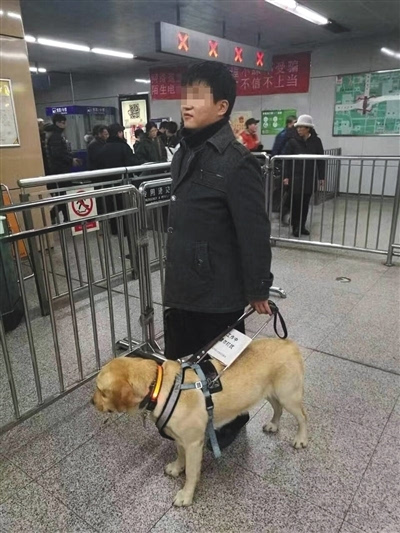 盲人带导盲犬乘公交车遇阻