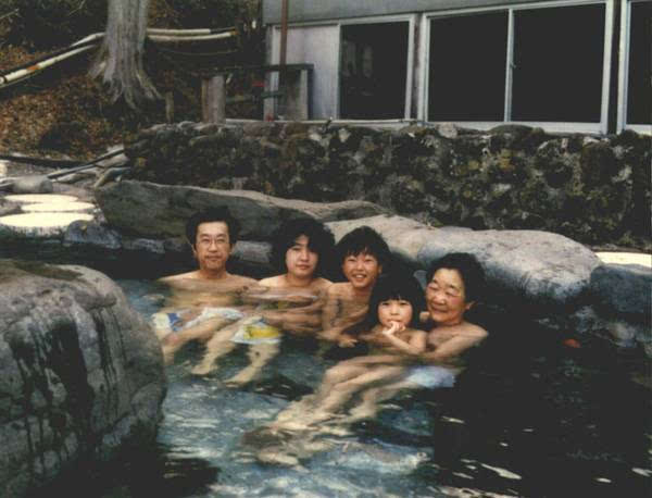 上世纪80年代末90年代初,日本家庭混浴照片.
