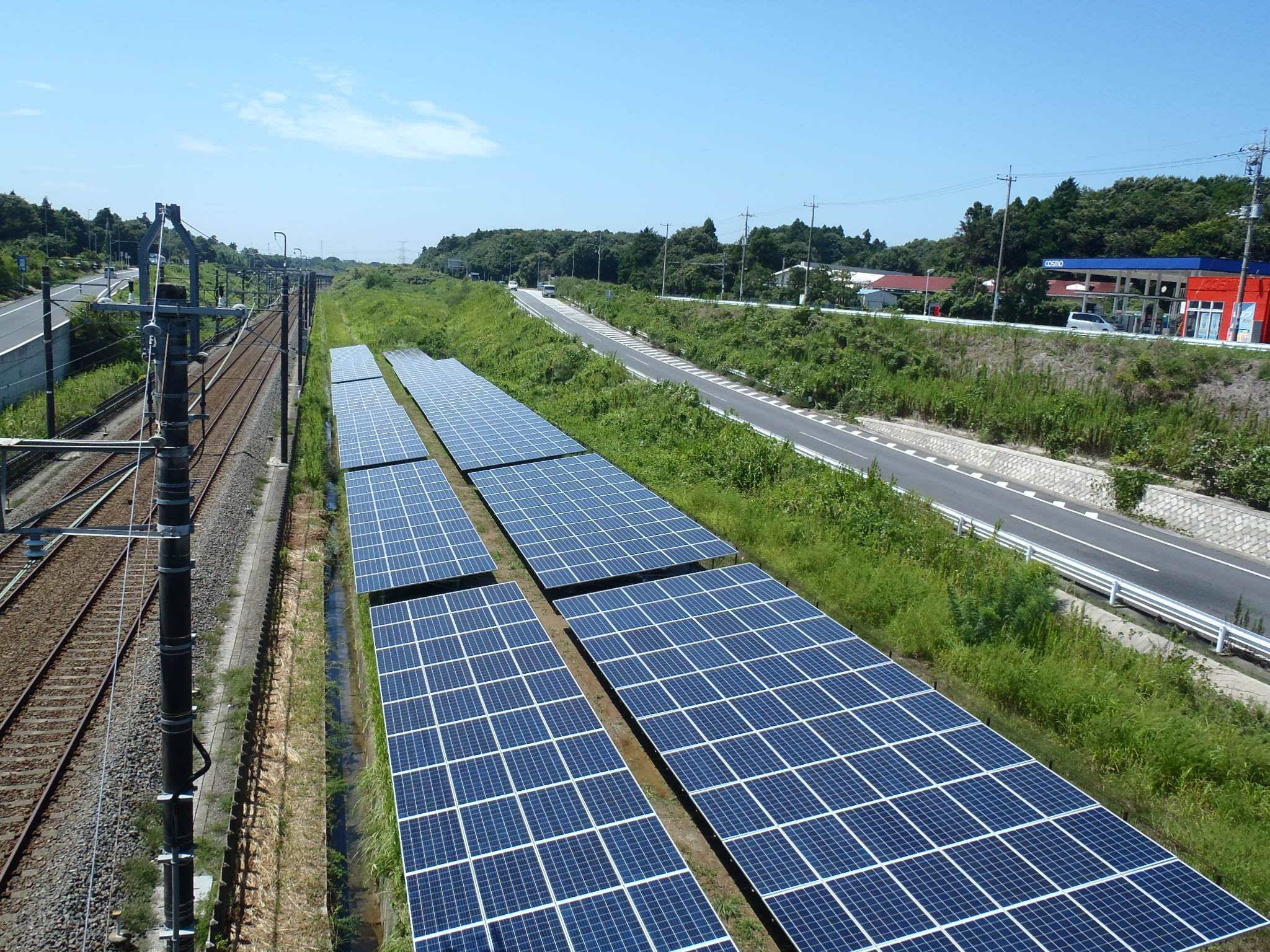 太阳能板铺哪里?日本人爬上巨蛋、沿着铁路安