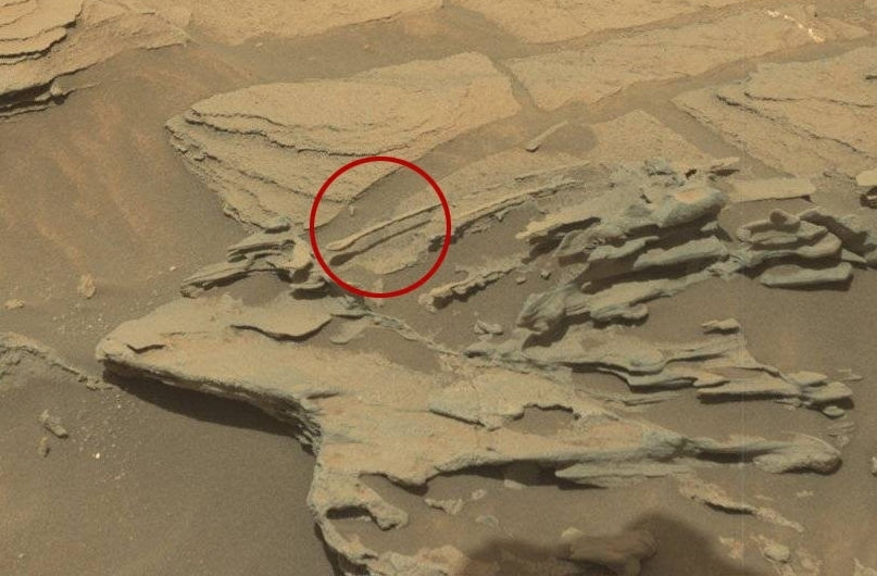 此前好奇号火星车传回的照片显示火星一出地表似乎有一把长把的勺子