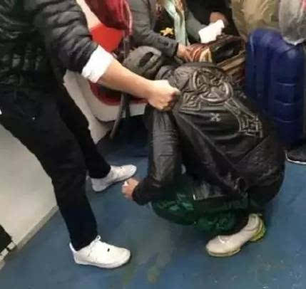男子地铁上脱裤子尿一地 地铁还有哪些雷人事儿?