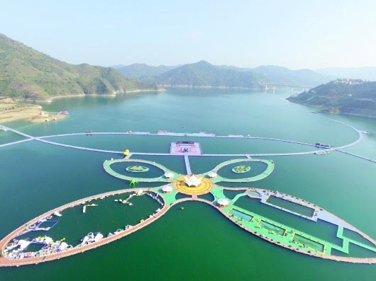 图为黔南州第十届旅游发展大会开幕式在红水河休闲旅游度假区举行。邓刚 摄 12月29日至30日,黔南州第十届旅游产业发展大会在罗甸县举行。活动期间,还举办了中国生态旅游养生(罗甸)发展论坛、山水实景演出《灵水玉梦》、宝玉石观赏石博览会等活动。 黔南州自然资源丰富,境内有荔波世界自然遗产地、大贵州滩地质奇观、世界最大球面射电望远镜等风景名胜区。同时,该州还有多姿多彩的民风民俗,是天人合一,道法自然的大观园。近年来,黔南州围绕生态黔南、康养天堂定位,努力打造国际山地旅游目的地和全国大健康养生基地。本
