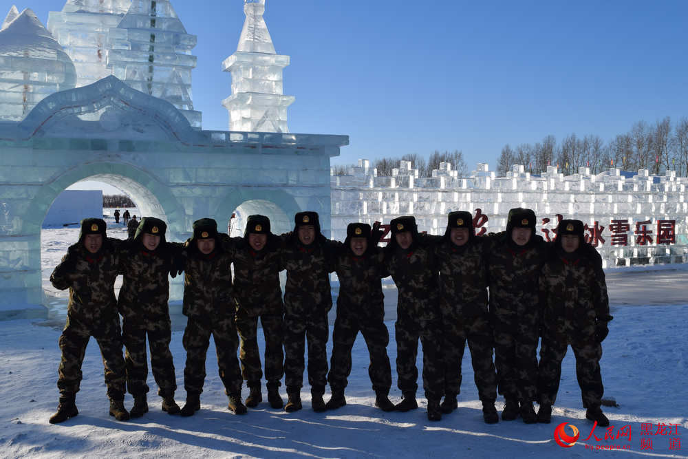 黑龙江边防萝北大队官兵元旦赏冰乐雪 缓解新兵思乡情