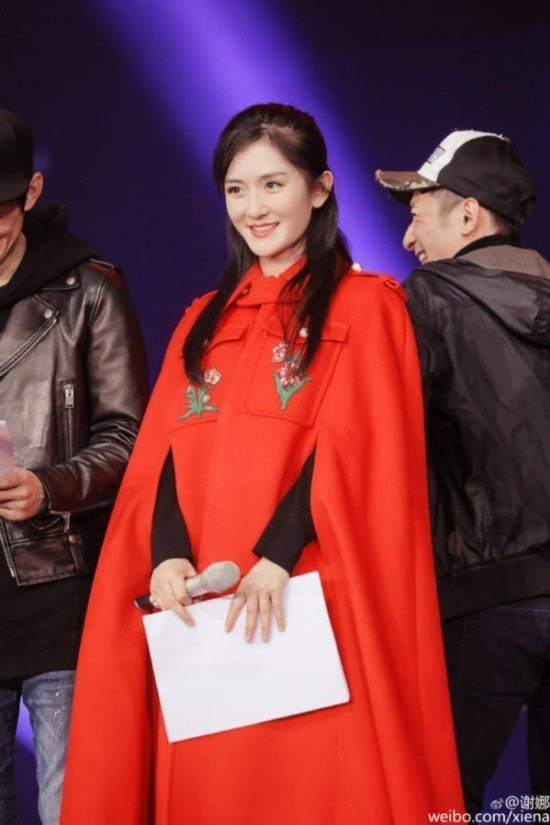 谢娜郑秀文同穿一件红斗篷一个似女巫一个似仙女