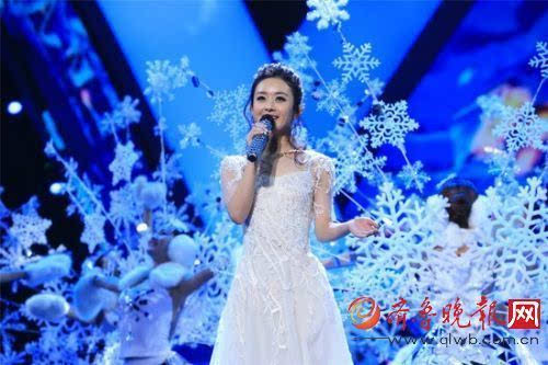 赵丽颖被质疑假唱 已经不是第一次了：去年东方跨年演唱《雪人》也遭假唱质疑