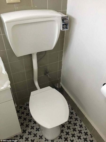 史上最抠房东:马桶上装投币器