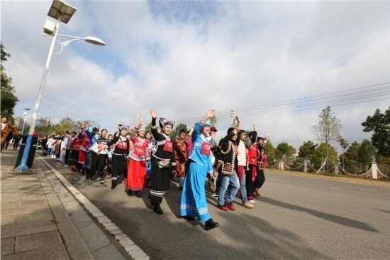 云南民族大学千名师生徒步迎接新年 - 微信公众