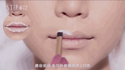 然后用唇彩盘中的蓝色,在唇部内侧涂抹并晕染开,打造出紫色妆感唇部