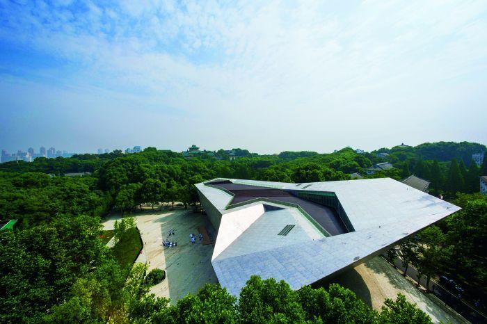 武汉大学万林艺术博物馆好比"飞来石"