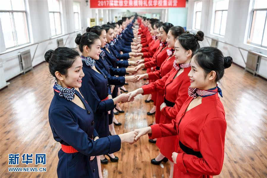 1月4日,欧雅空乘模特礼仪学校空乘专业的考生们正在进行握手练习.