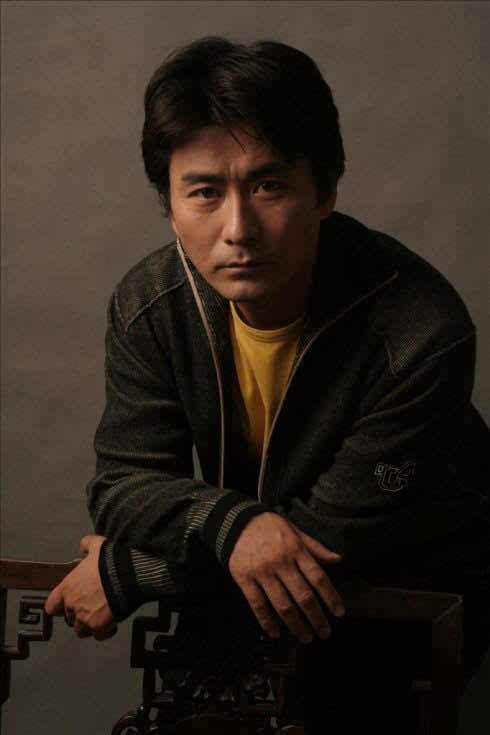 内地实力派男演员徐铁人，毕业于中央戏剧学院。在《夜幕下的哈尔滨》、