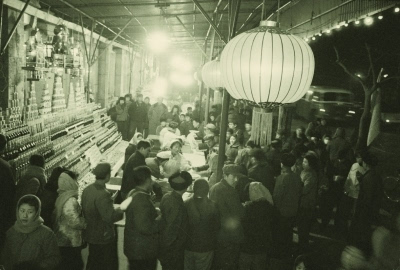 1977年3月19日,地安门副食商场春节售货大棚.胡敦志/摄