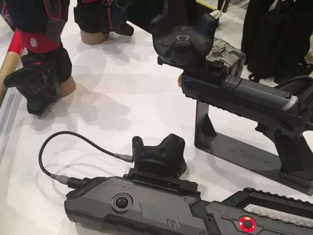 ces2017htc推出vivetracker跟踪定位vr世界内的各种运动