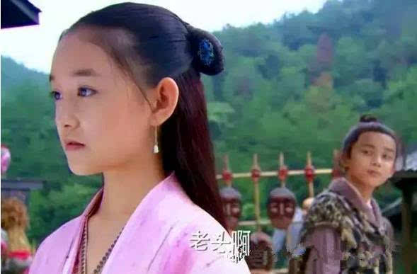《神雕侠侣》中她饰演的小郭芙    与吴磊饰演的小杨过    因