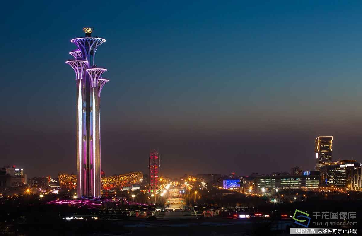 1月10日,北京空气优,能见度极佳,夕阳落下后,奥林匹克塔开启了夜景