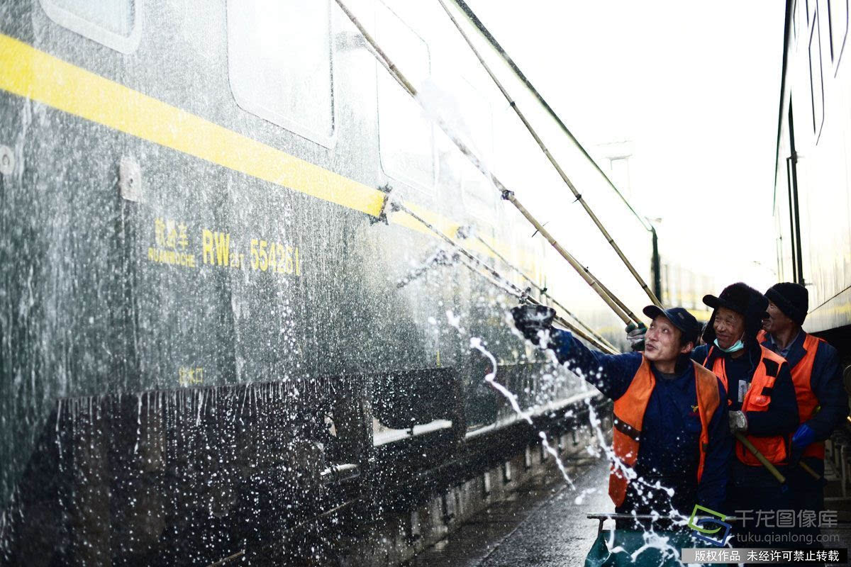 北京客运段刷车手冒严寒清洁列车