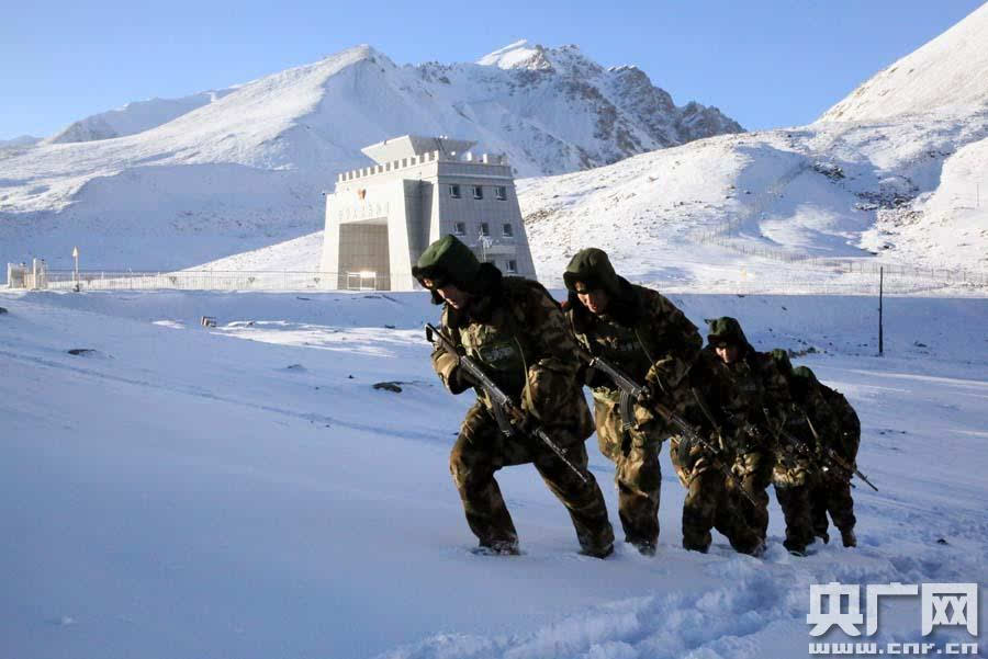新疆红其拉甫边检站官兵帕米尔高原冒严寒踏雪巡边