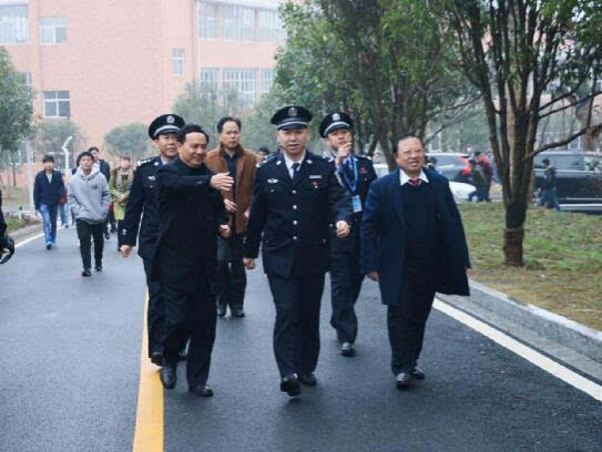 会后刘新良市长与学院党委书记,院长,冷水滩区公安分局局长郑航共同