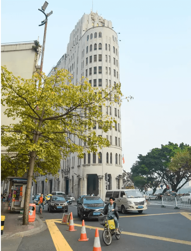 新闻 正文 景点:爱群大厦,长堤大马路,珠江 远远看到一幢形状类似圆柱