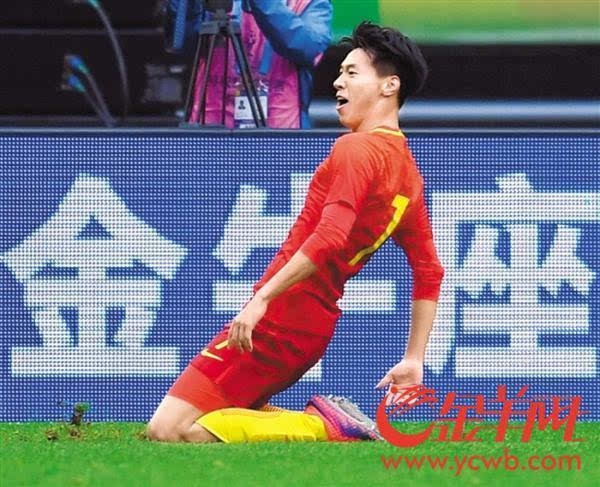 首届中国杯足球赛中国队4比3战胜克罗地亚队