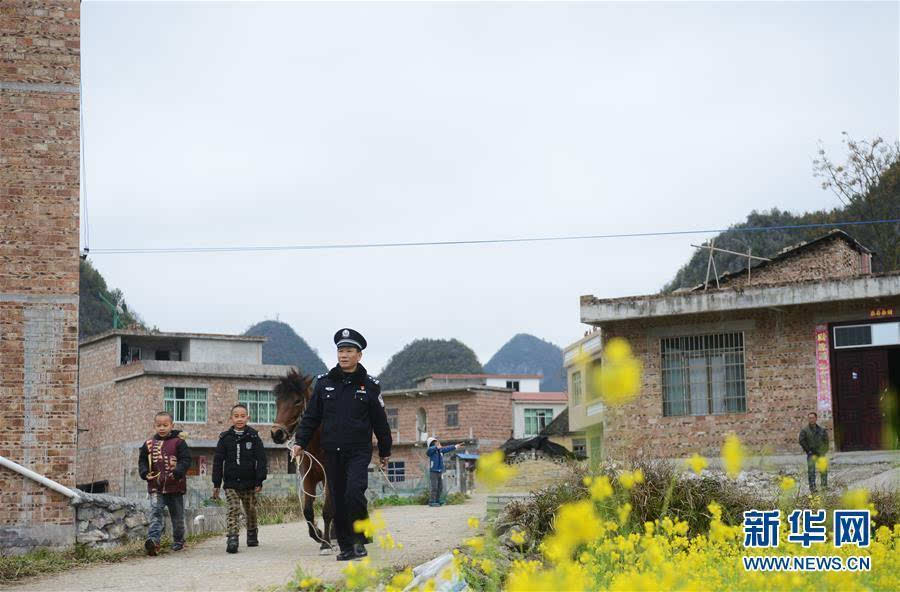 1月15日,李军牵着马来到贵州独山县麻尾镇泗亭村进行路外宣传.