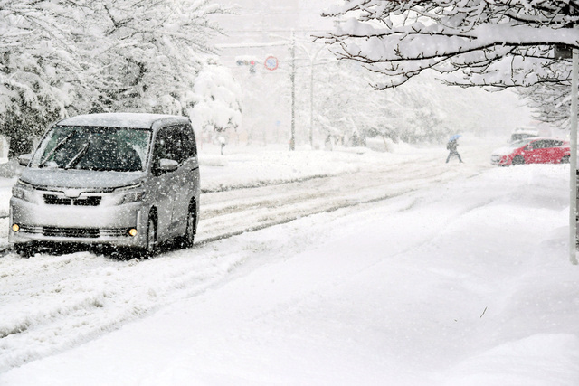 15日三重县四日市,路面积雪(朝日新闻)