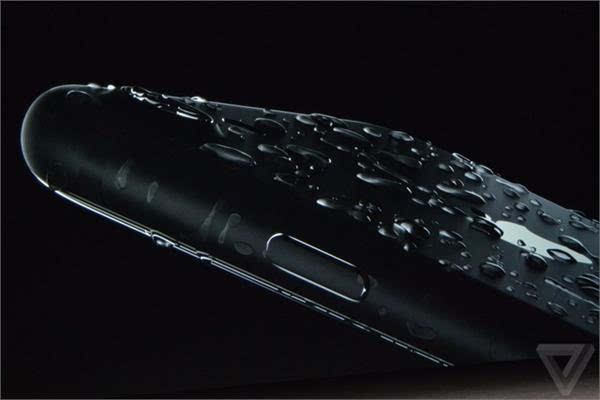 iPhone8防水级别升级至IP68:能在1.5米深水中保持30分钟