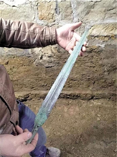 重庆村民拆房发现战国古剑或为巴国柳叶剑