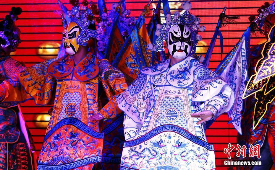 春节将至,成都上演了一场别具特色的京剧脸谱展示,精美华服秀表演