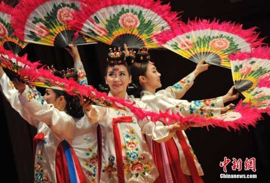 韩国全罗南道道立国乐团舞蹈演员表演扇子舞. 原文xbxysw.