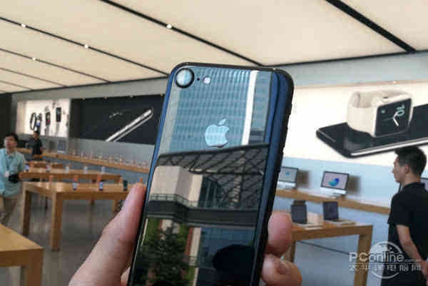 亮黑版iPhone7千万别裸奔,看完这些图片你就晓得