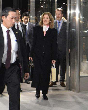 美国驻日大使卡洛琳启程离开日本 众人为其送行(图)