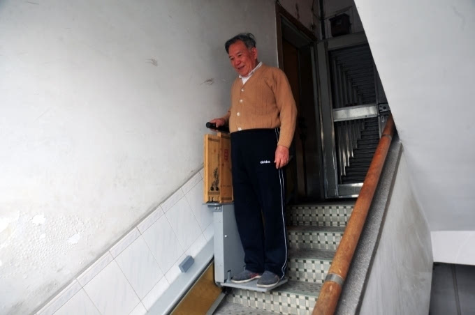 老人上下楼梯遇福音 接力式新型电梯现身黄华路住宅