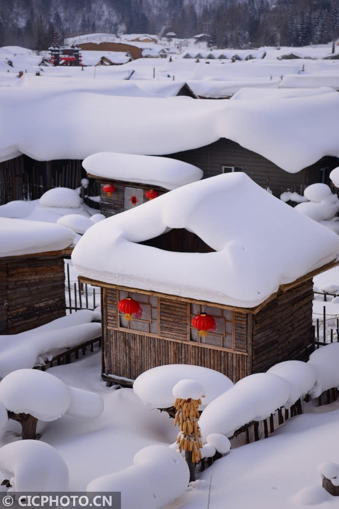 养生网〗  ↑1月19日,在黑龙江省大海林林业局雪乡景区拍摄的农家小院