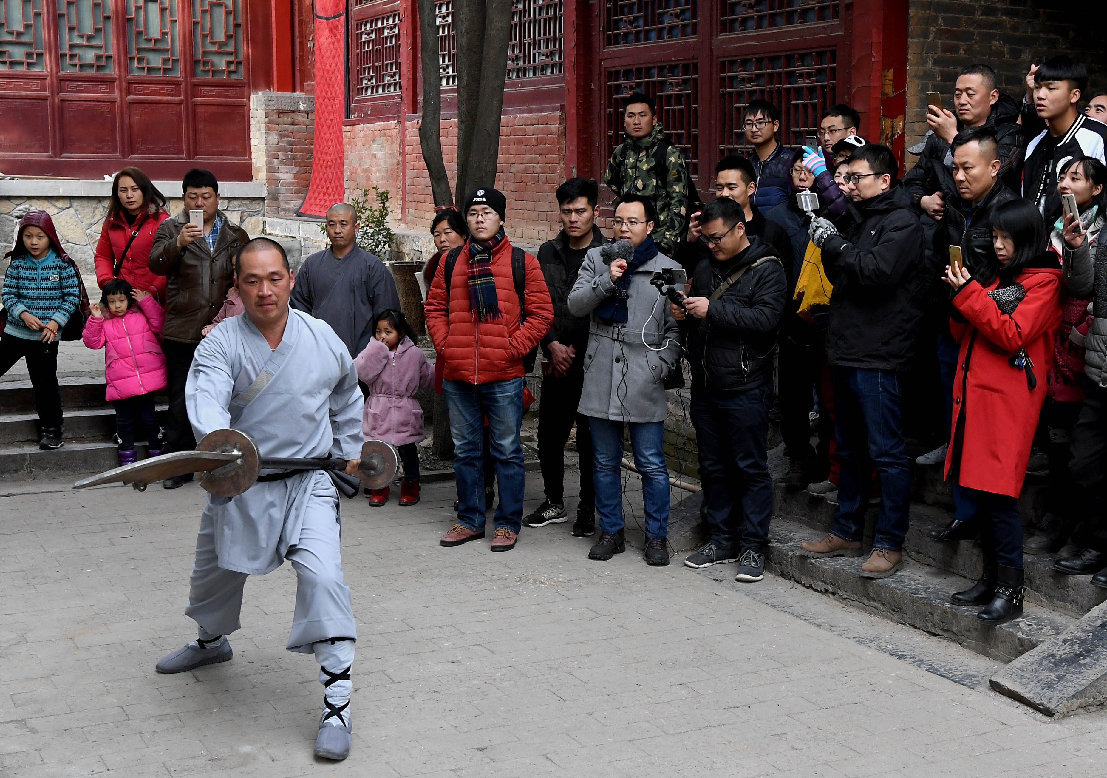 1月20日.少林武僧在少林寺锤谱堂内习练"春秋大刀.