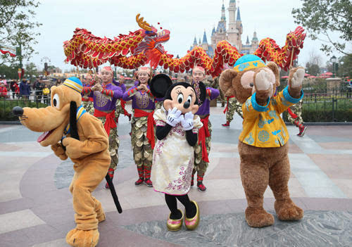 日媒记者游上海迪士尼:游客不文明行为随处可见