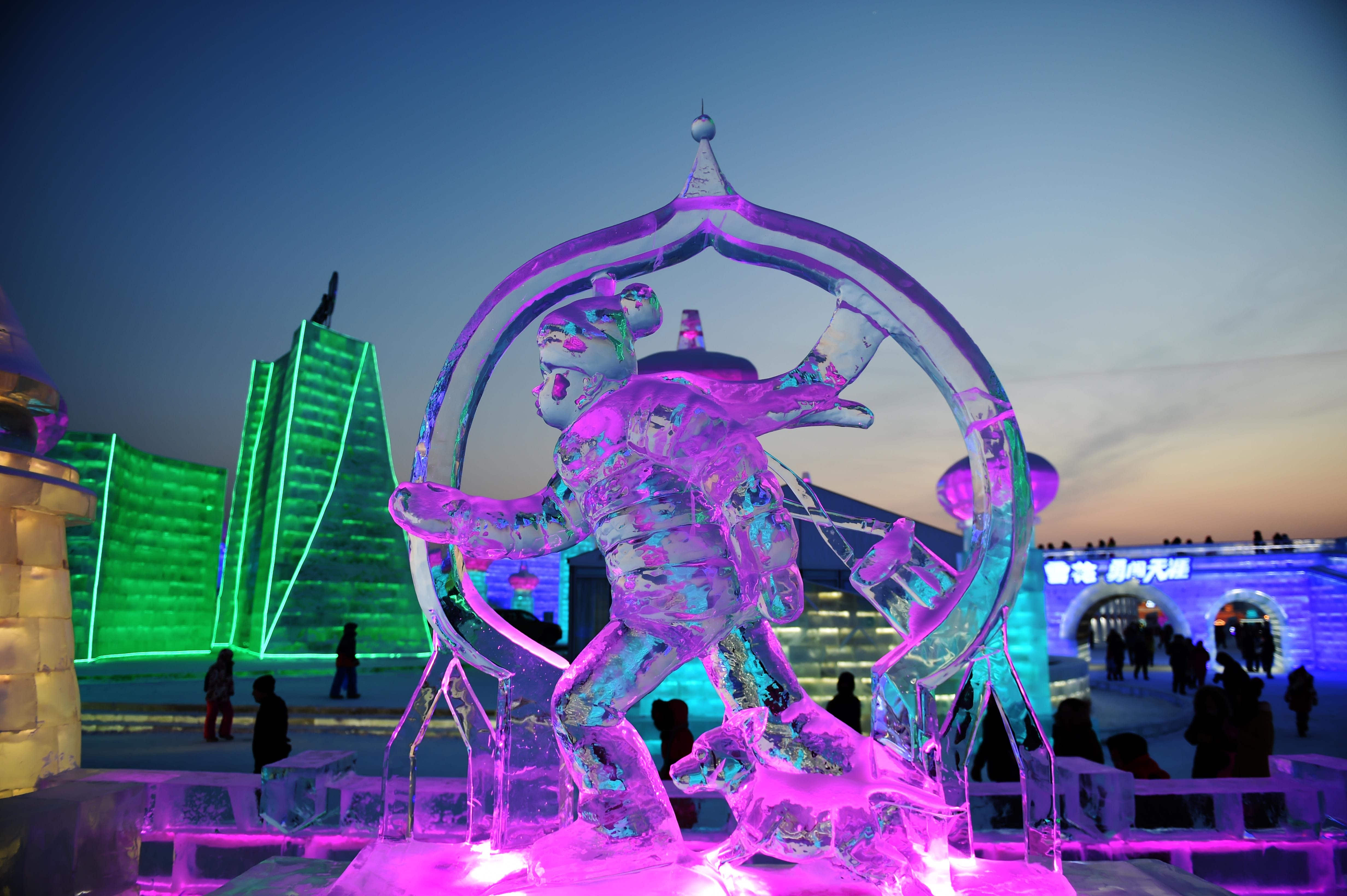 哈尔滨冰雪大世界园区内的哈尔滨国际组合冰雕比赛作品和哈尔滨国际