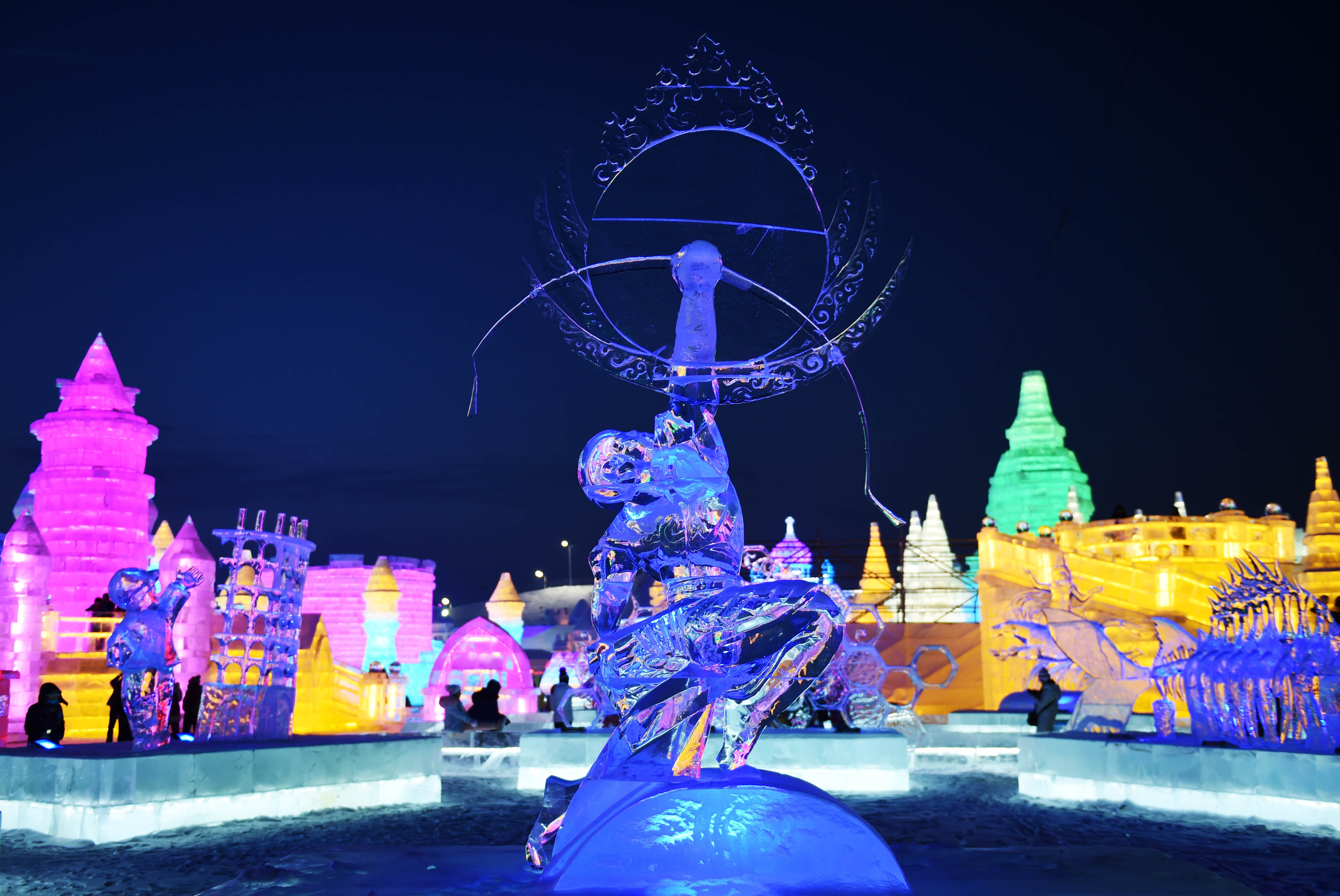 哈尔滨冰雪大世界园区内的哈尔滨国际组合冰雕比赛作品和哈尔滨国际