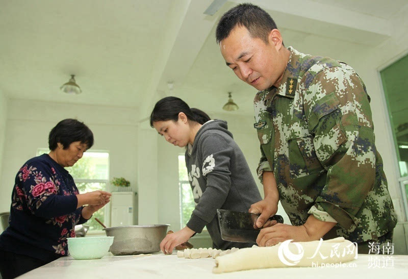 高清组图:海南武警上尉杜增涛的新春"惊喜"