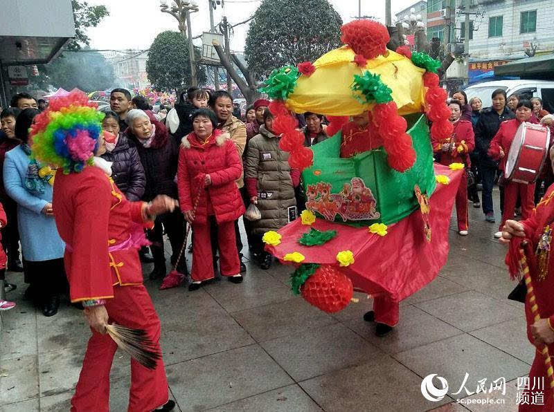 广安市前锋区:大年初一民间艺人闹新春