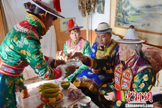 甘肃裕固族坚守传统保留原汁"年味"