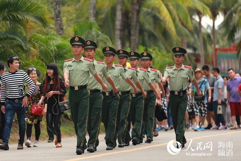 为让人民群众过上一个安全,祥和,欢乐的春节,武警三亚支队官兵从除夕