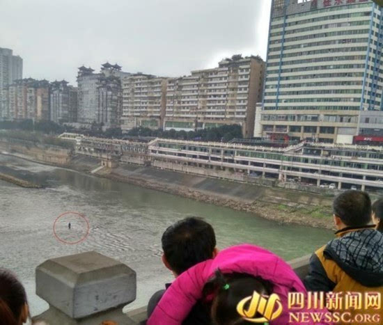 四川:小伙跳40米高大桥桥轻生被57岁大叔救起