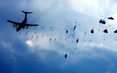 数千空降兵新兵春节完成新训最后一次跳伞