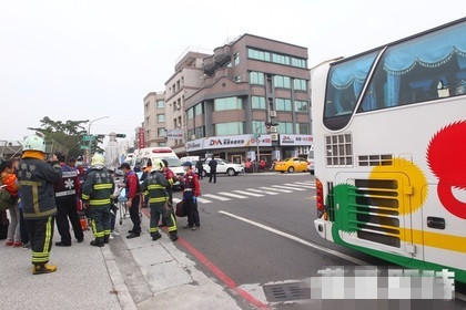 载有大陆游客大巴车在台湾高雄出车祸 多人送医