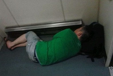 [开心食堂]这些火车上的奇葩睡姿,简直是笑喷