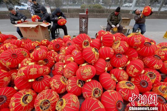 山西太原,灯笼安装工人正在组装灯笼墙所需的灯笼. 张云 摄