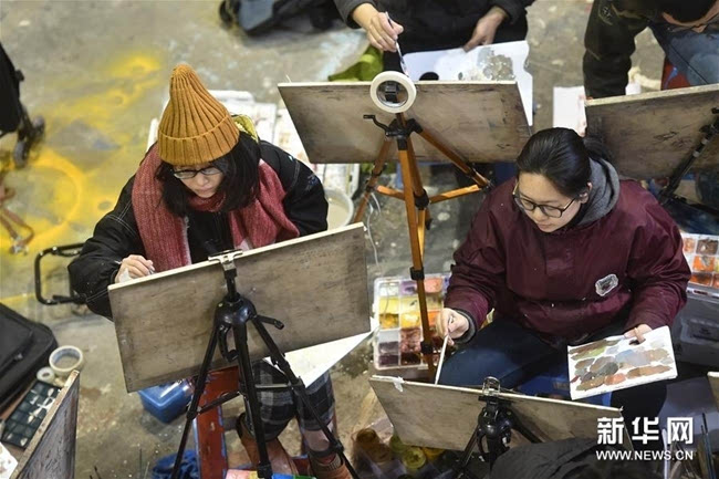 考生在中国美术学院的杭州考点参加图像与媒体艺术类的色彩科目考试