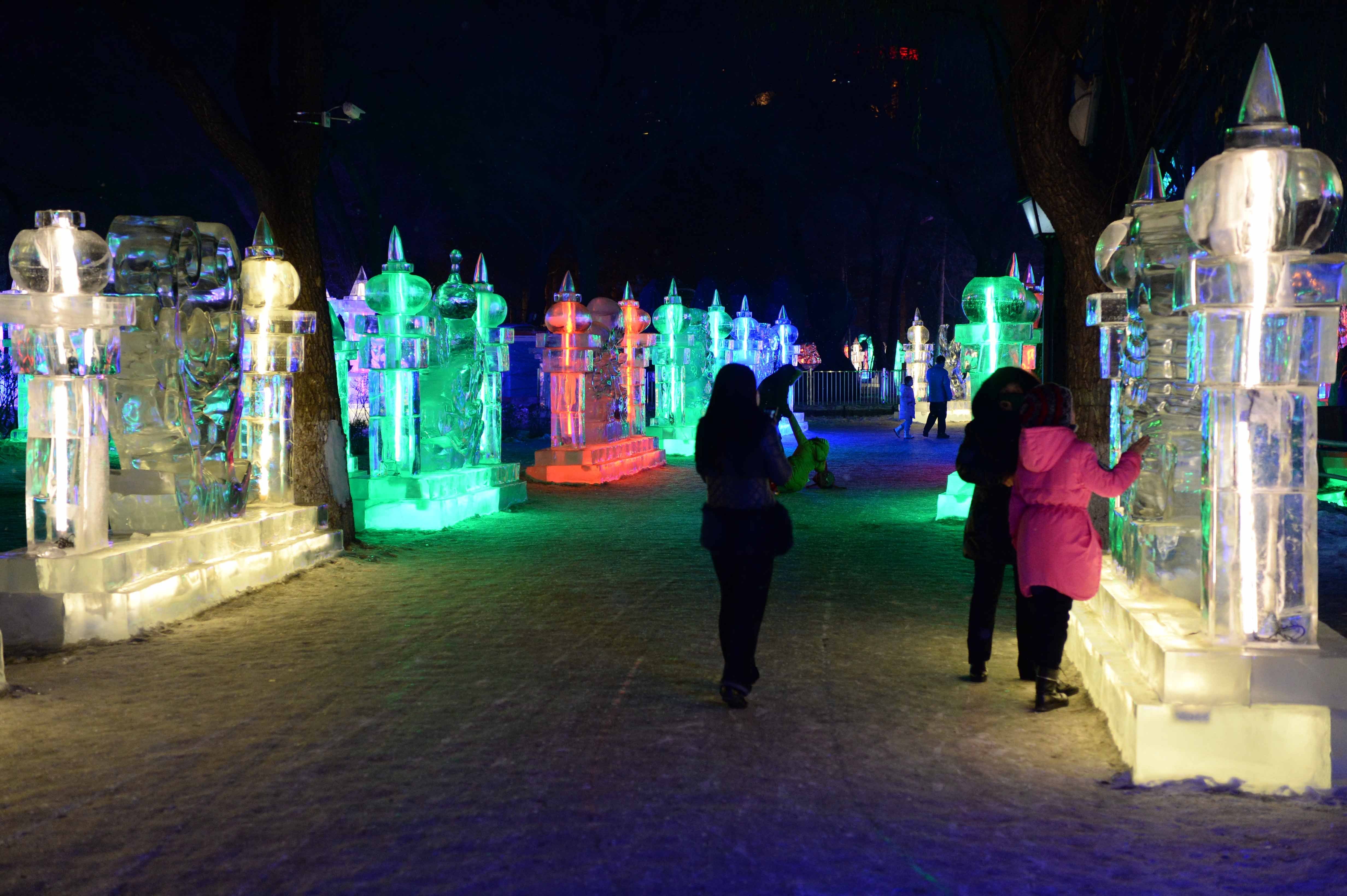 制作特色冰灯 扮靓宽城夜色——向往的冬天在吉林