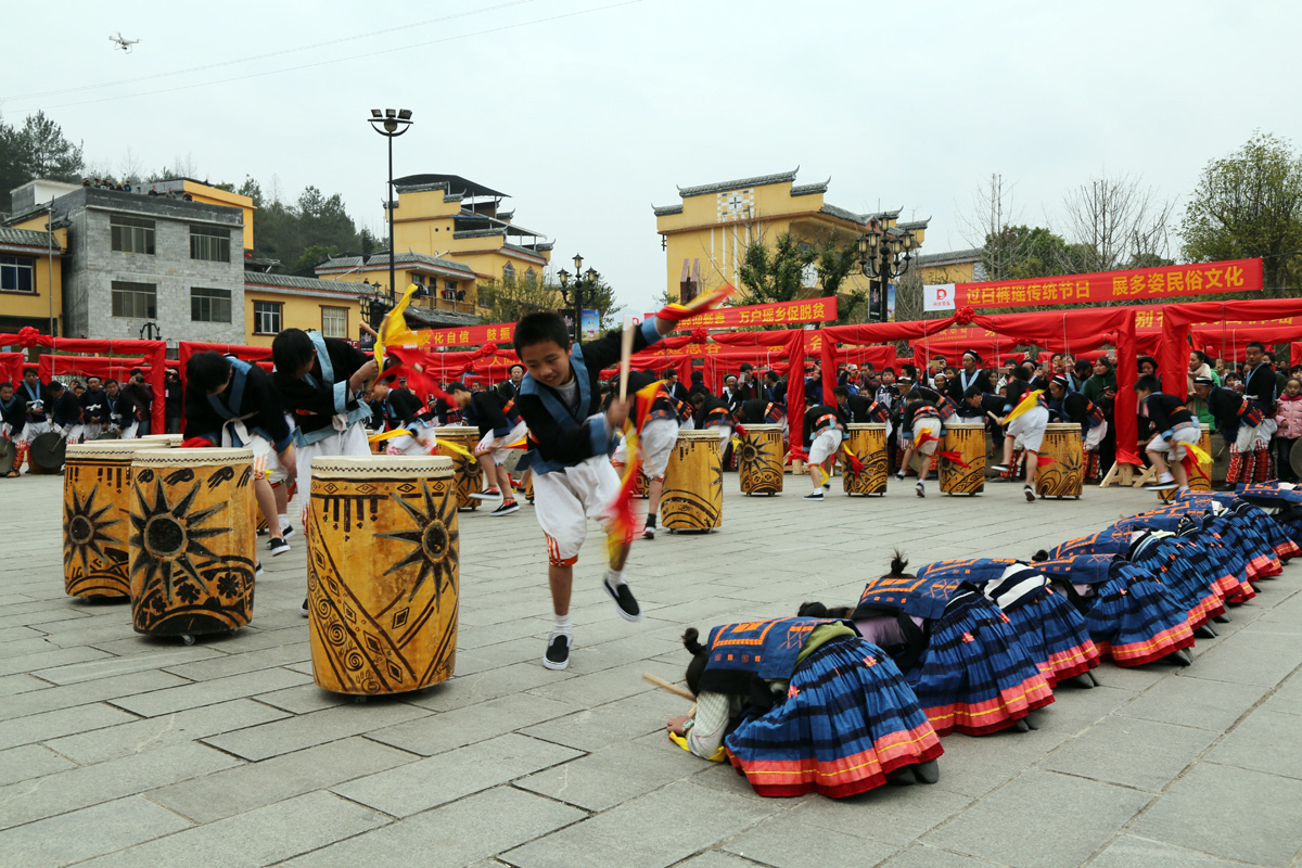 广西南丹:白裤瑶胞年街节展民俗